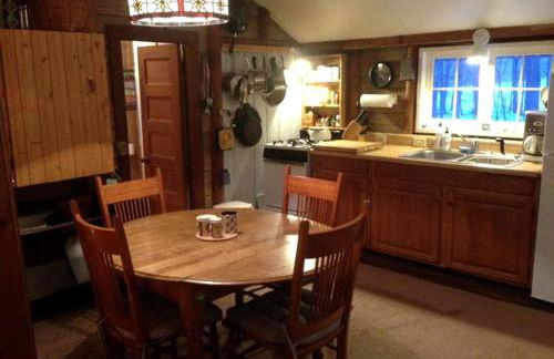 Charming and Secluded Log Cabin Rental on Small Farm near Lake Michigan - Foto 5