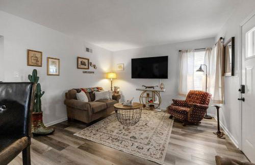 Pony Express 1BR | Pets OK + Laundry | Blue Door - Foto 1