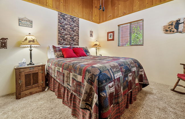 Catalina Retreat -Cozy mountain home in a tree filled neighborhood, plenty of games and a hot tub! - Foto 7