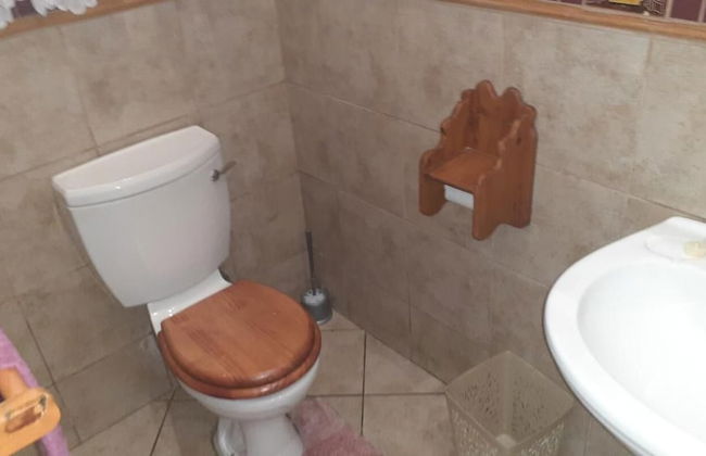 Spacious Double Room in Lovely Guesthouse - Photo 8