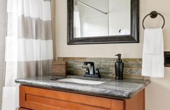 Cozy 3BR Steps to Dining & Attractions - Foto 16