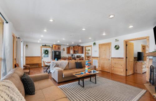 Trails End Cabin with a hot tub fire pit & indoor pool - Foto 12