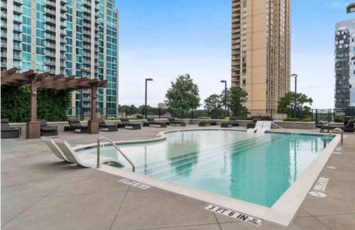 The Luxe -Highrise, Balcony, Year-round Pool, City View! - Foto 5