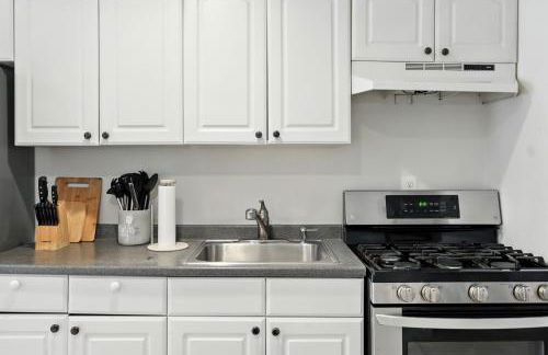 Group Stay Near DC 2BR w Yard on Arlington Blvd - Photo 14