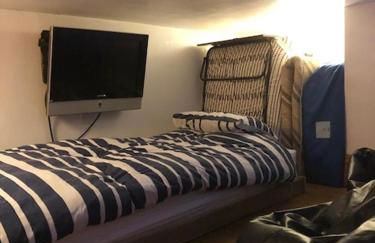 FREE DOG STAY - LARGE APARTMENT - Walk in Shower -FULL Kitchen - Free On Street Parking, NETFLIX - Super Fast WiFi - DVD's-Welcome Tray - No Deposits - Just Meters from Gavin n Stacey Film House - Foto 33