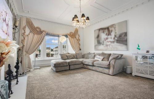 6BR House with Butler, Sauna & Hot Tub in Glasgow - Photo 8