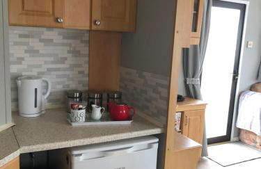 Norfolk Poppy Caravan - Sleeps 4 - WiFi and Sky TV Included - Foto 17