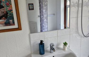 Stylish 4BR House, Sleeps 7, High-Speed Wi-Fi, Long Stay Friendly - Foto 67