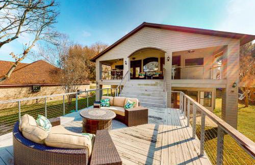 Lakefront home with hot tub, dock, kayaks, central AC, & great lake views - Foto 38