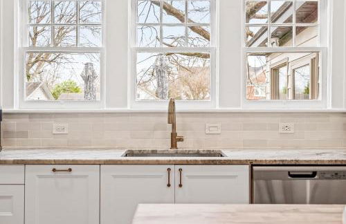 Luxurious Retreat in Historic Downtown Burlington Downstairs Only - Foto 26