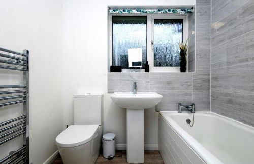 Cozy 2-Bed Detached Bungalow with Parking Woking - Photo 12