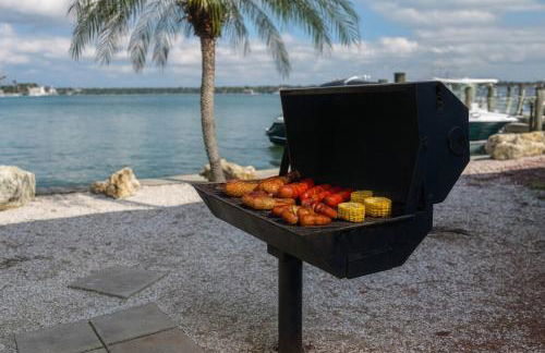 107-Waterfront-Walk to beach-Lovely - Foto 65