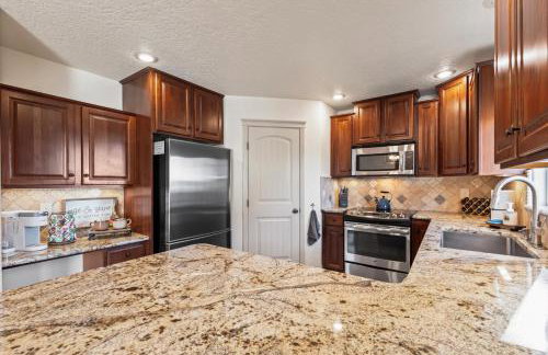 Fire Pit Getaway Shops and Dining 70in TV - Foto 19