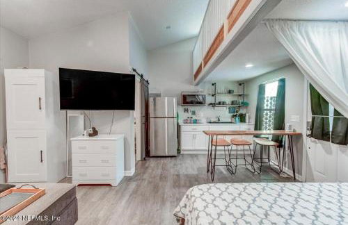 Sleek Jacksonville Gem Perfect for Two - Photo 10