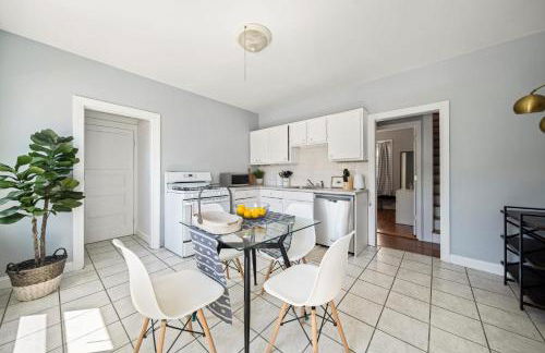 Cozy Up in 5BR Apt Near Charming Oak Square - Foto 16