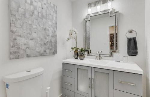 Luxury Home with 5 Bedrooms and Private Pool - Foto 40