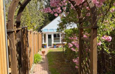 Cozy & Self Contained Garden Bungalow - Foto 25