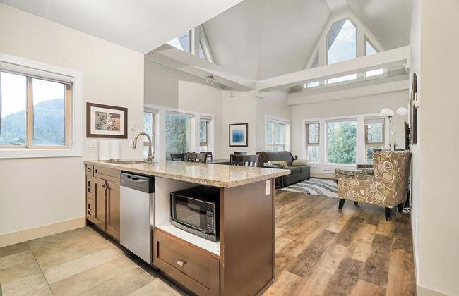 3BR Lakeside Penthouse Retreat - Photo 9