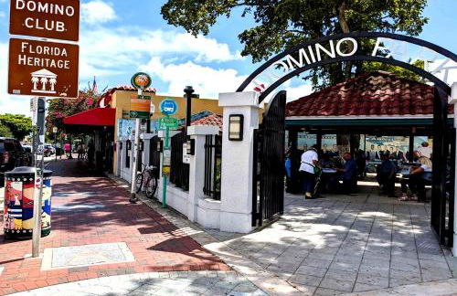 Balcony 2BR Apartment with Free Parking near Freedom Park & Brickell - Foto 50