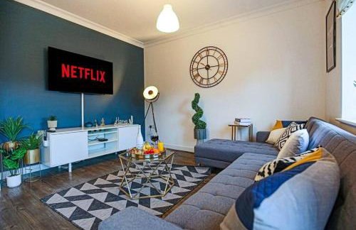 Stylish House with Smart TVs and Netflix, Fast Wifi, Free Parking and Garden by Yoko Property - Foto 18