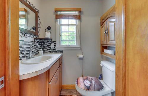 Cozy Iowa Getaway with Patio and Fenced-In Yard! - Foto 13