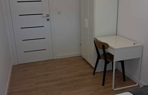 Apartament Julia 1-3 os Starowapiennikowa 42a z balkonem, klimatyzacją i miejscem parkingowym - Photo 23