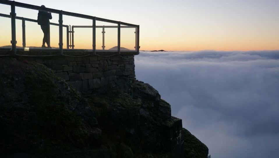 Un mare di nubi all'alba su Bergen