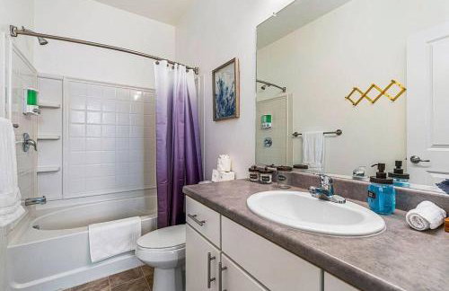 Spacious 2-Story, Pet&Fam Friendly, WFH, Gym&Pool - Foto 2