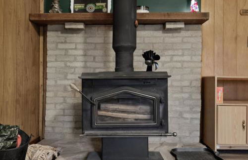 Riverfront Cabin Wood Stove Fire Pit & Grill - Foto 18