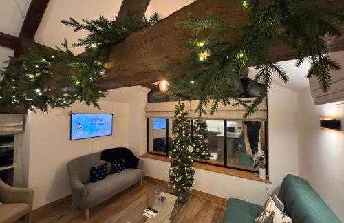 The Menagerie - Photo 26