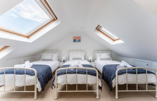 Spacious Seaside Home in Peaceful Coastal Setting - 5 Minutes Walk to the Beach - Foto 14