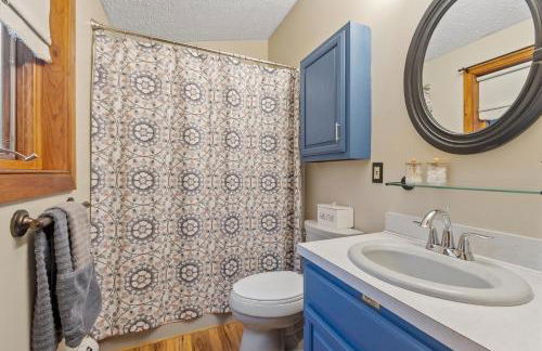 Spacious Accessible Waterfront Retreat with Hot Tub - Foto 29