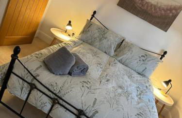 Church Court 2 Bed 55 Inch SKY TV Northampton Parking Contractor Accommodation - Photo 19