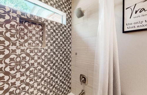 Tanglewood Retreat | Updated house in Spring Branch with a large yard - Foto 15