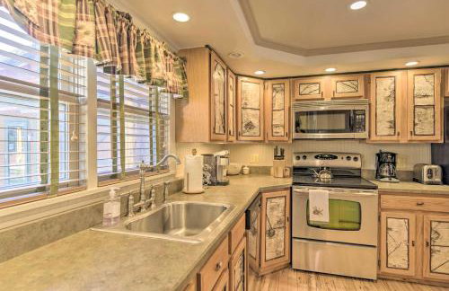 Townhome with Deck Walk to Mirror Lake and Main St! - Foto 8