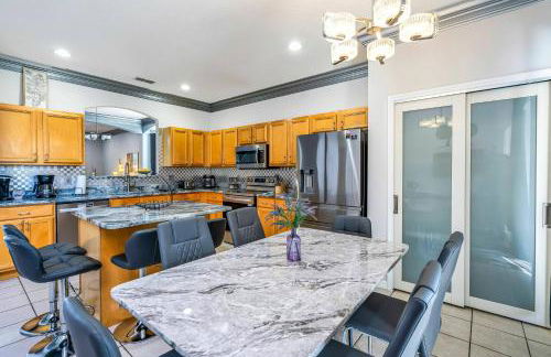 Spacious 7BR Retreat w Pool Game Room - Foto 23