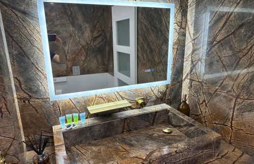 Unique Luxury Home in the heart of London. Air conditioned with private garden - Photo 33