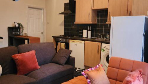 Tettenhall Road Retreat - Modern Apartment - Foto 2, furniture, stove