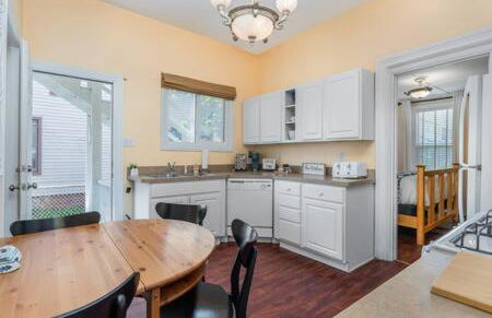 Downstairs 2 Bedroom Apt- Pet Friendly- walking distance to beach & shops - Foto 1