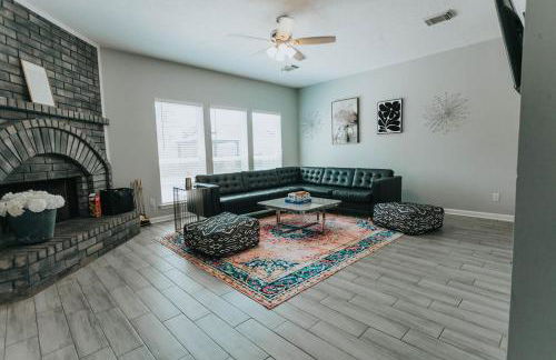 Beautiful Updated Home with Pool - Foto 14