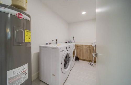 Luxury Waterfront Penthouse with Amenities and Services - Foto 11