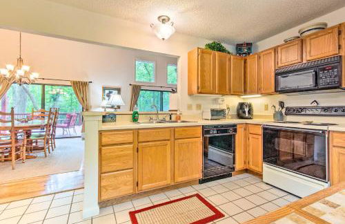 1 Mi to Marina Lake Toxaway Cabin with Fire Pit - Foto 8