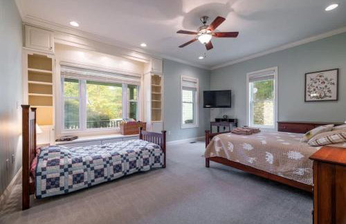 Riverbend Lodge Spacious Riverfront Home with Hot Tub Pool & Mountain view - Foto 33