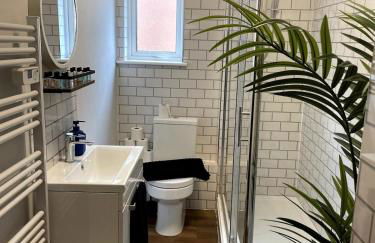 Central Industrial Chic 2-Bedroom Flat - Photo 4