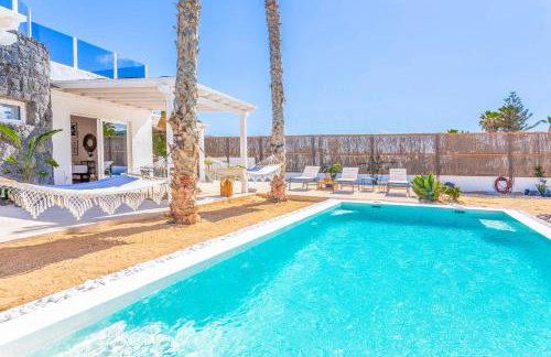 Boutique Beach Villa by Lanzarote Retreats - Private Pool - 1 min walk to Sea Pool - Photo 50