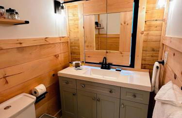 5R Cozy log chalet in fantastic location. Ski, snowshoe, fish, explore! AC, pet friendly! - Photo 22