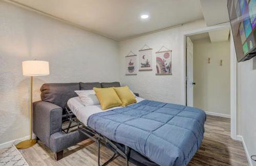 Quiet Basement Retreat | King Bed, Firepit, Yard - Foto 7