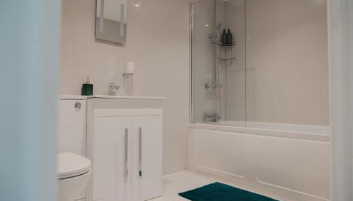 Modern Flat l Molineux 5 Min l Smart TV l WiFi l Free Parking - Foto 3, towels, Shower