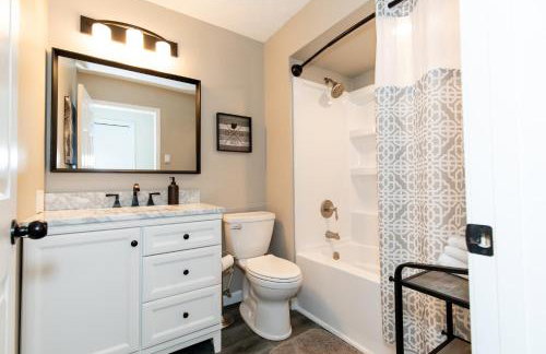 4 Bedroom Lakefront Home with Private Beach on Cedar Point Chaussee - Photo 21