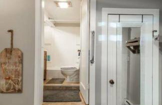 Central 2 bedroom unit with 3 beds and 3 large TVs - Photo 19